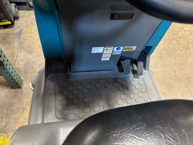 Refurbished Tennant T12, Rider Floor Sweeper-Scrubber, 32", 35 Gallon, Battery, Cylindrical, 9/1/1 Warranty